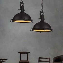 Ipari egyágyas függőlámpa díszíti a loft stílusú vintage fém csepplámpát