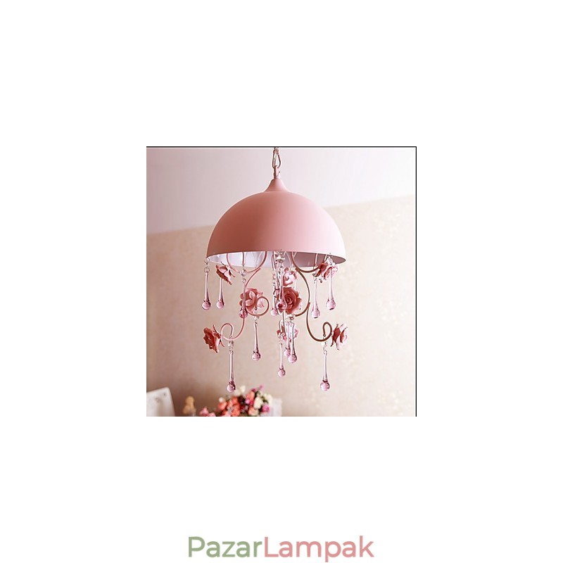Egy kis rózsaszín rózsakerti csillár lámpa vashercegnő