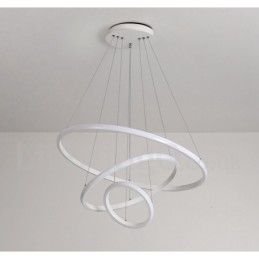 A körökön kívül szabályozható függőlámpa távirányítóval, modern design gyűrűkkel