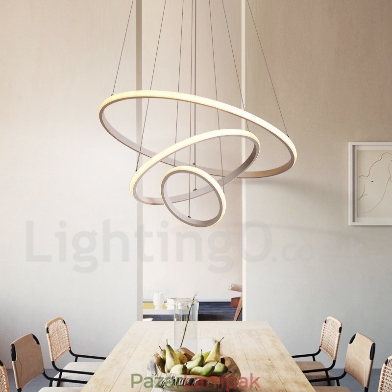 A körökön kívül szabályozható függőlámpa távirányítóval, modern design gyűrűkkel