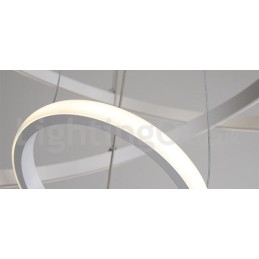 A körökön kívül szabályozható függőlámpa távirányítóval, modern design gyűrűkkel