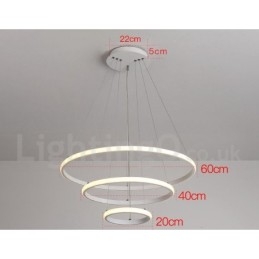 A körökön kívül szabályozható függőlámpa távirányítóval, modern design gyűrűkkel