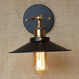 Retro minimalista ipari stílusú villa a templom előtt, folyosó esernyő fekete ruha díszített fal