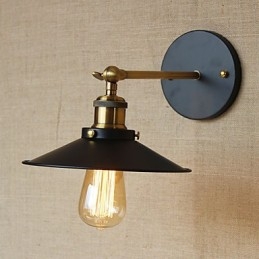 Retro minimalista ipari stílusú villa a templom előtt, folyosó esernyő fekete ruha díszített fal