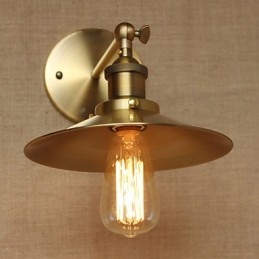 Minimalista ipari stílusú villa retro réz dekoratív esernyők a templom folyosó fala előtt