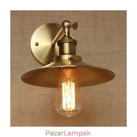 Minimalista ipari stílusú villa retro réz dekoratív esernyők a templom folyosó fala előtt