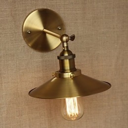 Minimalista ipari stílusú villa retro réz dekoratív esernyők a templom folyosó fala előtt