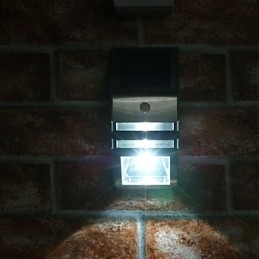 Napelemes fehér fali lámpa PIR mozgásérzékelővel