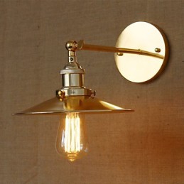 Minimalista ipari stílusú villa, nosztalgikus arany esernyő a templom folyosójának díszített fala előtt