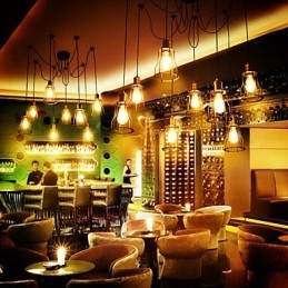 Vidéki tervezők fémcsillárt festenek