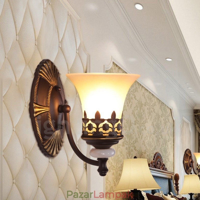 Egyágyas világos, hagyományos klasszikus nappali, étkező, ágy, fém beltéri falikar