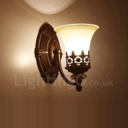 Egyágyas világos, hagyományos klasszikus nappali, étkező, ágy, fém beltéri falikar