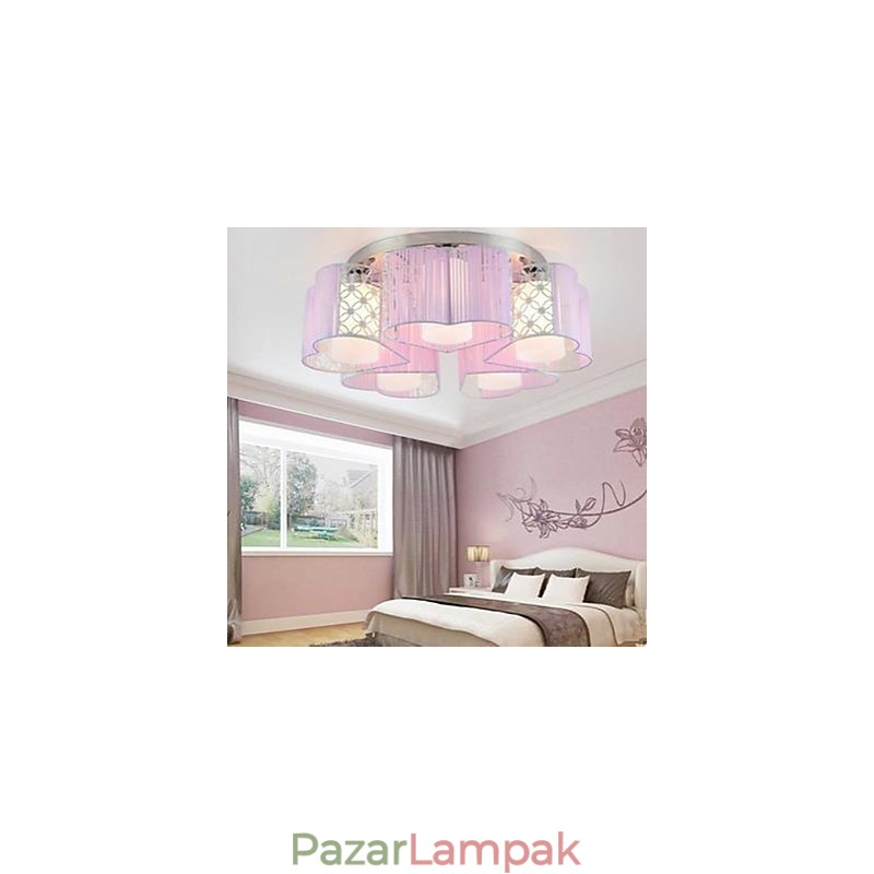 Divatrajzú ruha Faragási minták vagy minták famunkákon, ülőfény, bőr elnyeli a kupola fényét